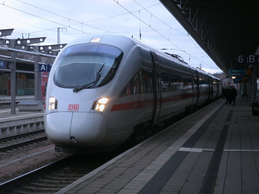 Von Nord nach S�d ging es f�r 411 019 am 17.Dezember 2011 als ICE 1611 Warnem�nde-M�nchen als Dieser in Rostock hielt.