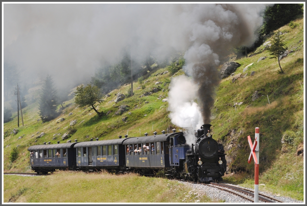 Von Oberwald nach Gletsch gehts steil bergauf, aber die HG 3/4 DFB 1 mit Zug 160 meistert die Steigung ohne Probleme. (21.07.2011)