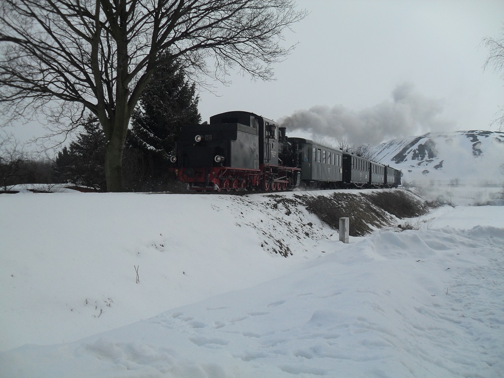 Von der Osterwiese aus am Haltepunkt Hettstedt-Eduardschacht ist dieses Bild entstanden. Der �ffentliche Osterzug aus Benndorf kommt hier am 30.03.2013 in den Hp. Hettstedt-Eduardschacht eingefahren.