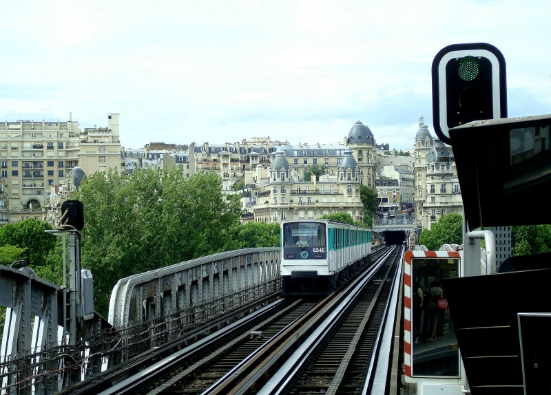 Von Passy kommend nhert sich ber die Seine-Brcke ein Zug der Linie 6 dem Haltepunkt Bir Hakeim. Es ist die Baureihe MP 73 - Krzel fr Metro mit Gummibereifung (Pneu) und Baujahr (1973).  13.7.2009