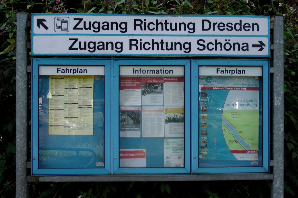 Von der Personenfhre kommend, erblickt der Bahreisende die groe 
Hinweistafel am Zugang zu den Bahnsteigen des Haltepunktes Schmilka Hirschmhle.
16.09.2012  10:33 Uhr 