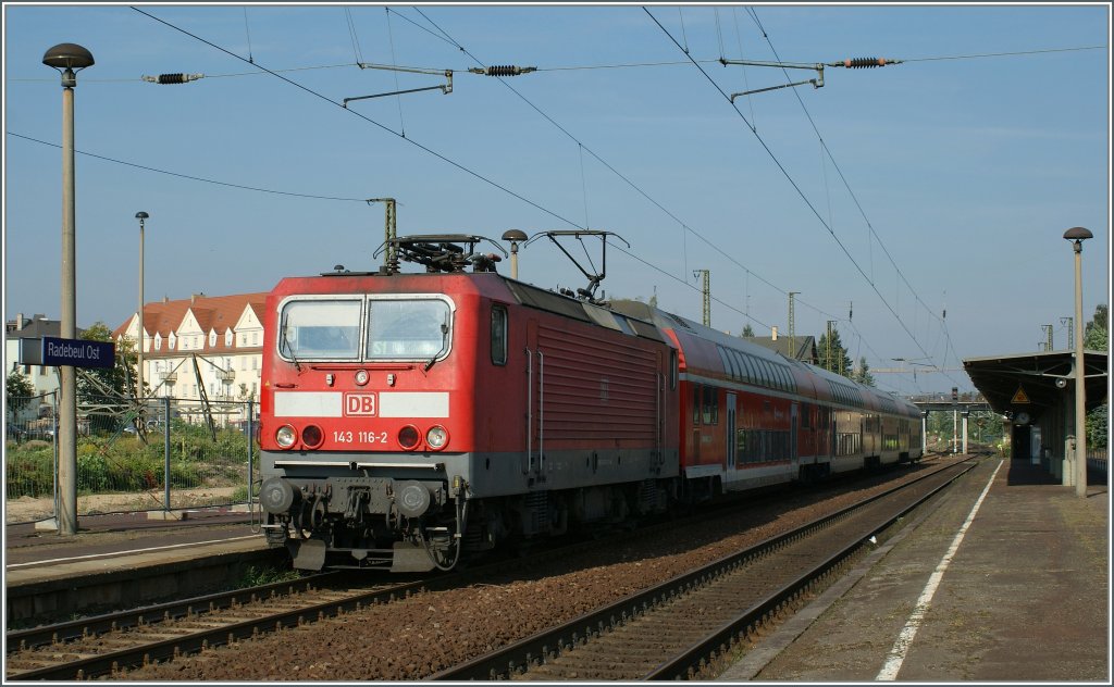 Von Pilzlampen eingerahmt: 143 116-2 mit S1 Richtung Dresden in Radebeul Ost am 24. September 2010.