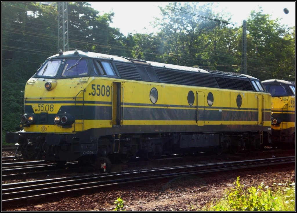 Von der Qualitt nicht das Gelbe vom Ei,schonmal vorweg. Na die Farbe Gelb war im
Sommer 2007 noch sehr dominant auf der Montzenroute hinauf nach Belgien.
Hier zu sehen die SNCB 5508 mit ihrer Schwester am Haken bei der Ausfahrt in
Aachen West. Mittlerweile ist die Dieselra Geschichte.