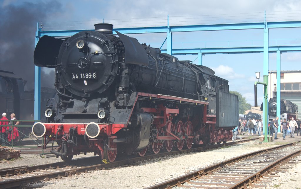 Von Rauch umgeben - 44 1486 bei den 18. Meininger Dampfloktagen (01.09.2012)