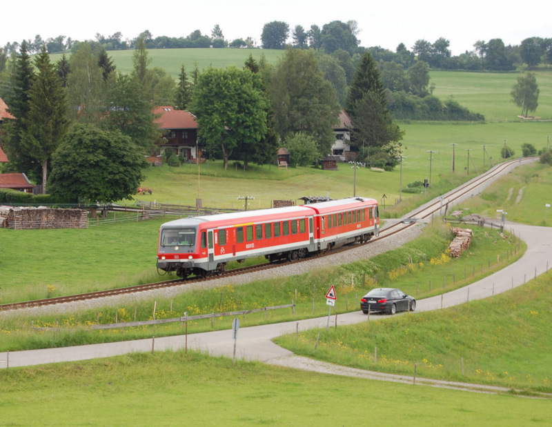 Von Reutte kommend fhrt 628 242 am wolkenverhangenen 10.6.2011 als RB 5528 an Wertach-Haslach vorbei und wird in wenigen Minuten im dortigen Haltepunkt zum Stehen kommen.