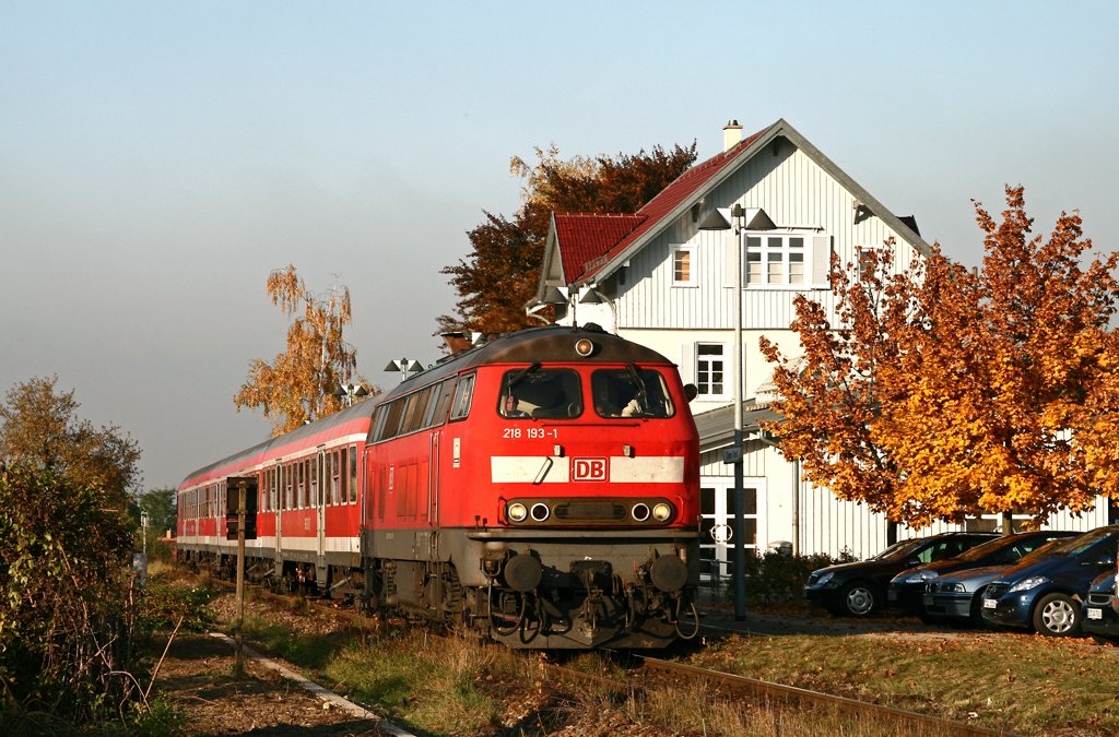 Von der schon relativ tief stehenden Herbstsonne angestrahlt, steht die Ulmer 218 193 am 29. Oktober 2009 mit ihrer Regionalbahn nach Oberlenningen im Haltepunkt von Owen. Die Lok war Ulms letzte 218 der ersten Bauserie mit Schneerumer und lste am 19. Mrz aufgrund eines gerissenen Zylinderblocks einen Feuerwehreinsatz in Buchloe aus – das drfte fr die Lok, die sowieso in wenigen Tage Fristablauf gehabt htte, das vorlufige Ende sein.