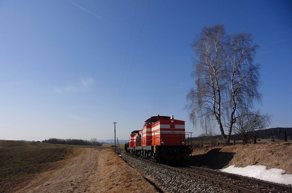 Von Schongau kommend ziehen AL 41 und AL 43 der Augsburger Localbahn den Gterzug die Steigung bei Hohenfurch hinauf (Fuchstalbahn, 07.03.2012).