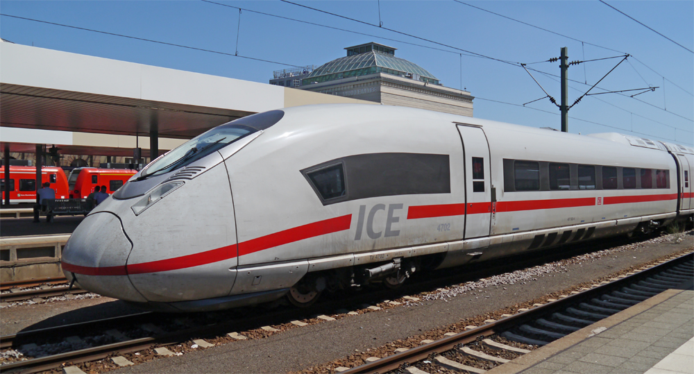 Von der Seite macht der neue Velaro-D einen deutlich besseren Eindruck als frontal von vorne, weswegen ihn viele Bahnfans nicht leiden knnen, aber vielleicht ndert sich das noch... (407 002 in Mannheim, 01.08.12)