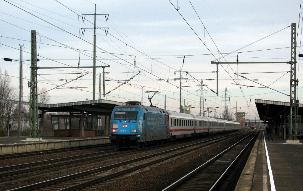 Von dieser Seite noch ramponierter ist die 101 016-4 mit einem IC nach Schiphol am 5.12. in Berlin Sch�nefeld. 