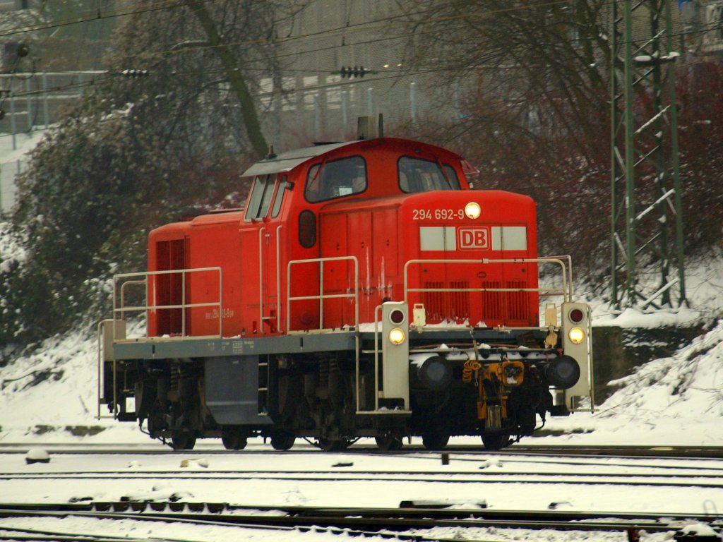 Von Stolberg kommend fhrt 294 692-9 am 11.01.2010 auf Aachen West zu. 