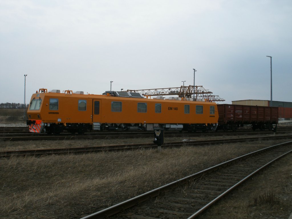 Von einer Stra�e aus,fotografierte ich dieses Breitspurbahndienstfahrzeug EM 140,am 16.M�rz 2011 in Mukran,vor der Verladung auf die F�hre.