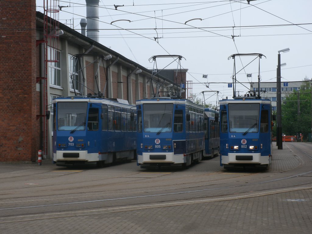 Von der Strae lieen sich Tw 703,805 und 802,am 09.Mai 2013,im Straenbahndepot Hamburger Strae in Rostock ausfotografieren.