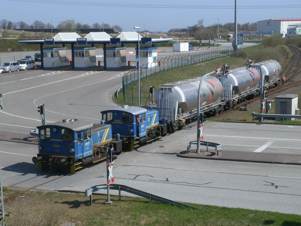 Von der Straenbrcke in Mukran aus fotografierte ich,am 20.April 2011,
die beiden MWB V243 und V244 als Sie auf dem Anschlugleis zum Betonummandlungswerk unterwegs waren.