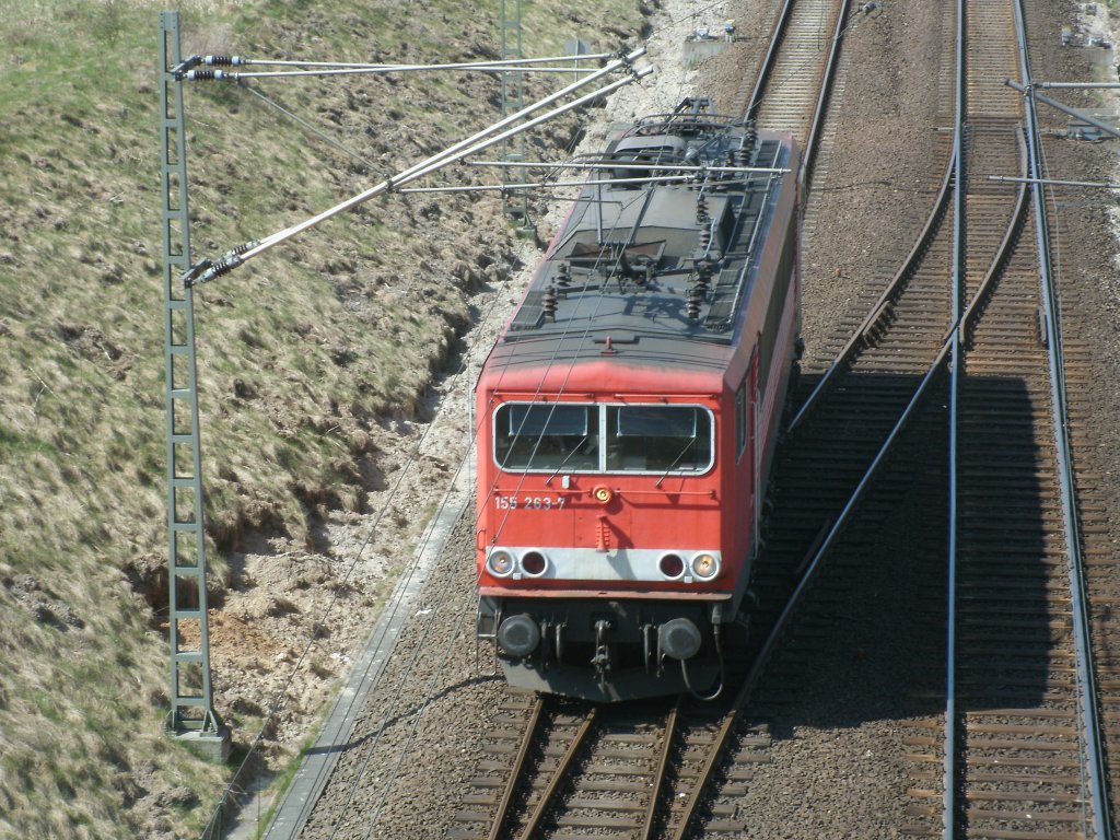 Von der Straenbrcke in Mukran konnte ich,am 20.April 2011,die 155 263 fotografieren,als Sie unterwegs war ihren Zug zubernehmen.