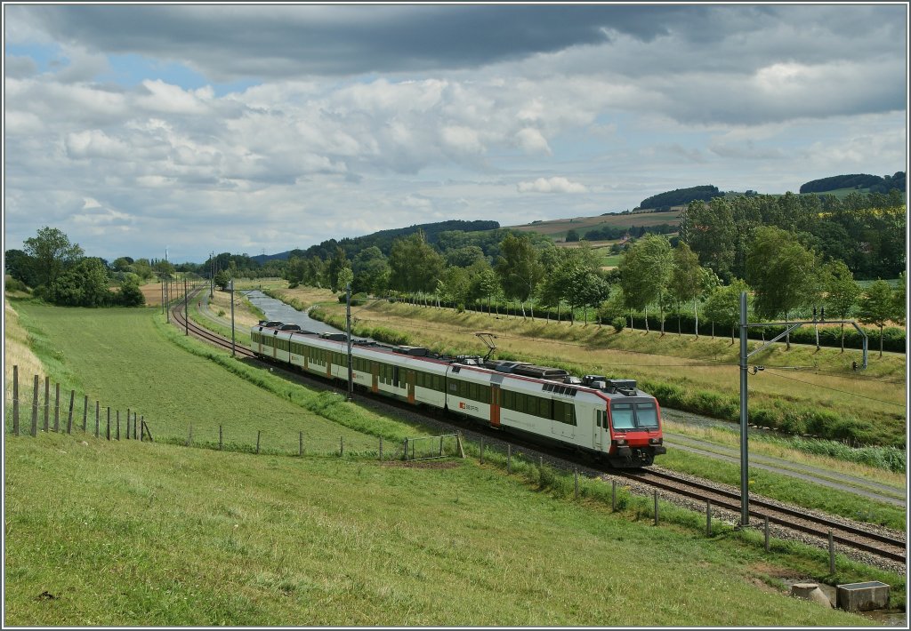 Von der Strecke 251 (Lausanne) - Palzieux - Payerne gibt es nur wenige auf BB.de, obwohl, so finde ich jedenfalls, die Nebenstrecken auch ihre Reize hat. 
Ein Domino nach Payerne zwischen Moudon und Lucens. 
12. Juli 2012