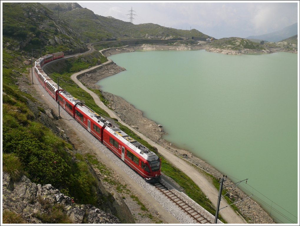 Von Tirano kommend, hat der erste BerninaExpress 970 den Lago Bianco (heute verde)erreicht und wird bald am hchsten Punkt der Strecke in Ospzio Bernina durchfahren. (14.07.2010)