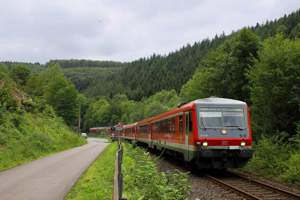Von Trier nach Köln ist dieses 628er-Trio mit 628 681 an der Spitze als RE 12086 unterwegs. (bei Speicher, 13.8.2011)