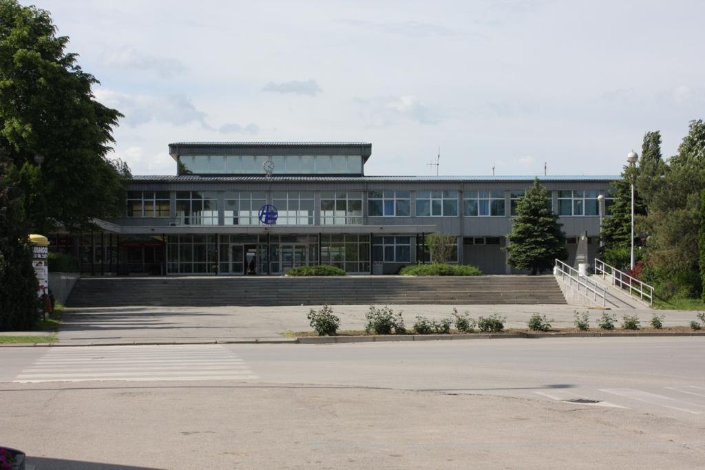 Von der vorbeifhrenden Hauptstrae bietet sich dieser Blick auf
den Hauptbahnhof von Vinkovci in Kroatien.
Aufnahme am 6.5.2010.