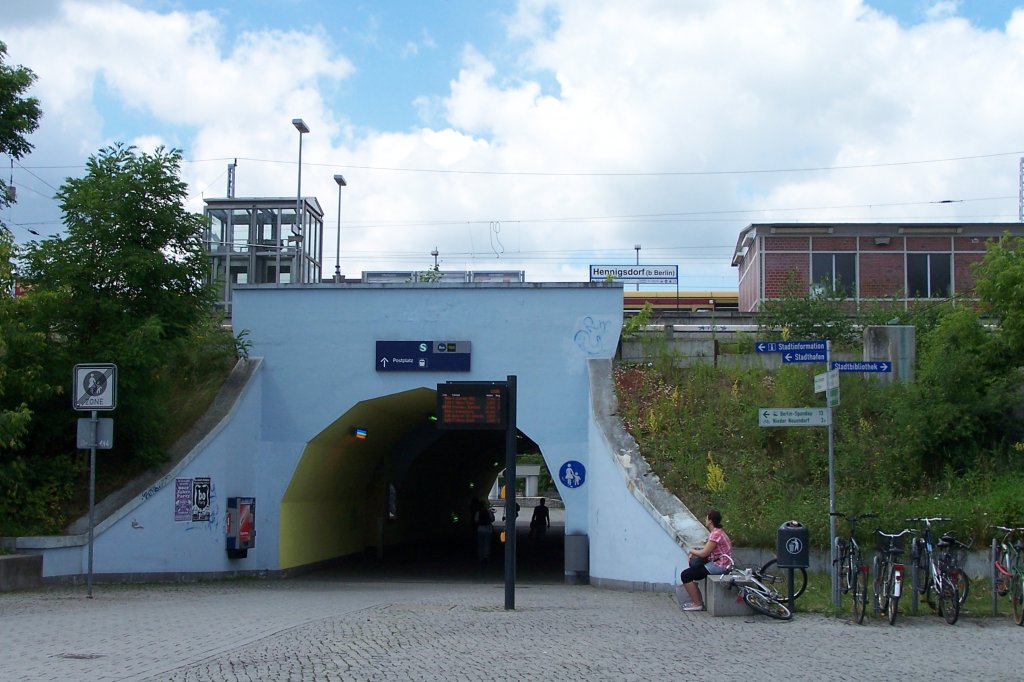 Von vorn haben den Bf. Hennigsdorf ja schon etliche fotografiert- hier ist mal die Rckseite, wenn man durch den Tunnel durch is. Oben der S-Bahnsteig, erkennbar Fahrstuhlhuschen (neu) und rechts derTreppenabgang (aus den 20-er-Jahren)