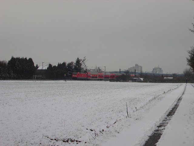 Von weitem aus fotografiert: eine BR 146.2 mit RE 55 als Doppelstockzug nach Wrzburg oder Nrnberg.