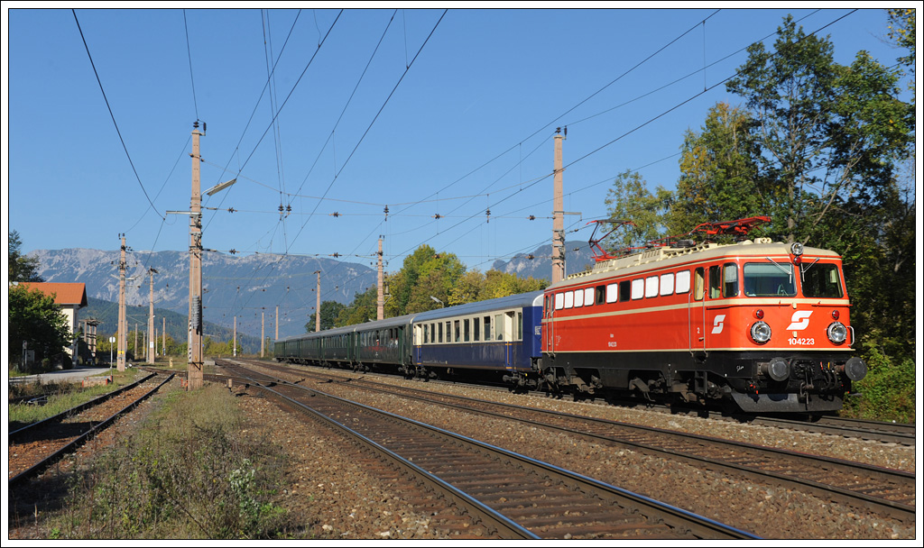 Von Wien Franz-Josefs-Bf ausgehend wurde am 18.10.2011 Sonderzug D 17635 nach Semmering in Verkehr gesetzt. Von Semmering ging es dann zwecks Hinterstellung fr die Rckfahrt als Lp 17637 weiter nach Mrzzuschlag. Bespannt war der Zug dann im Endeffekt mit 1042.23. Die Aufnahme entstand bei der Durchfahrt in Eichberg auf der Semmering Nordrampe. (Gegenzuschaden entfernt)