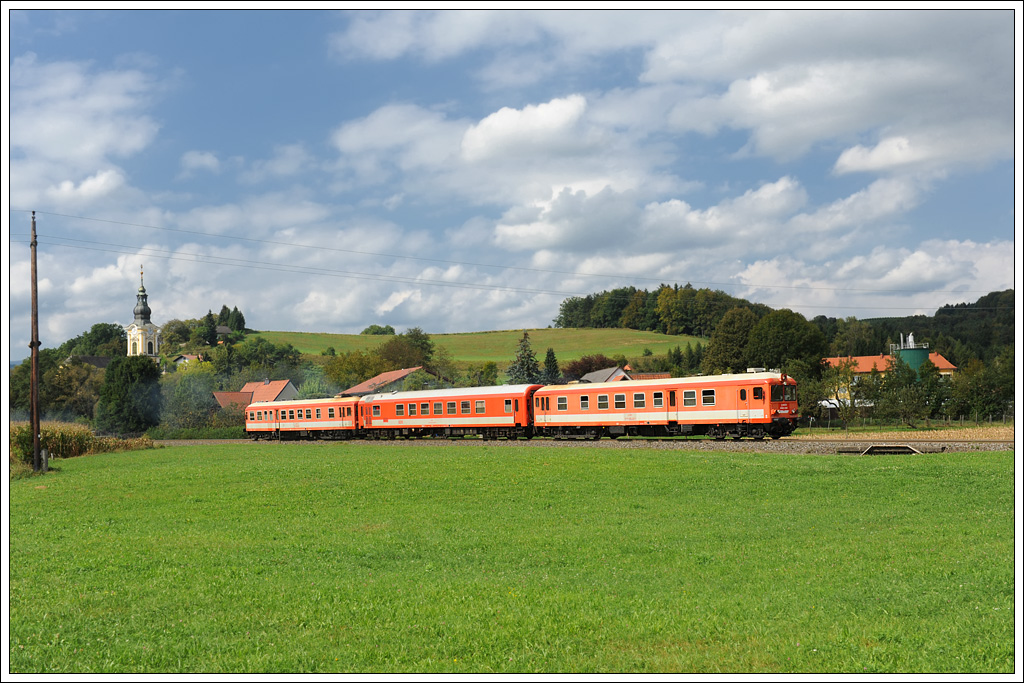 Von Wies fuhr am 14.9.2011 der MAV Ultraschallmesszug dann als LzNz 8590 retour nach Graz. Da der Winkel in Wies-Markt nicht mehr passte, wurde das Gespann von der Seite aufgenommen.