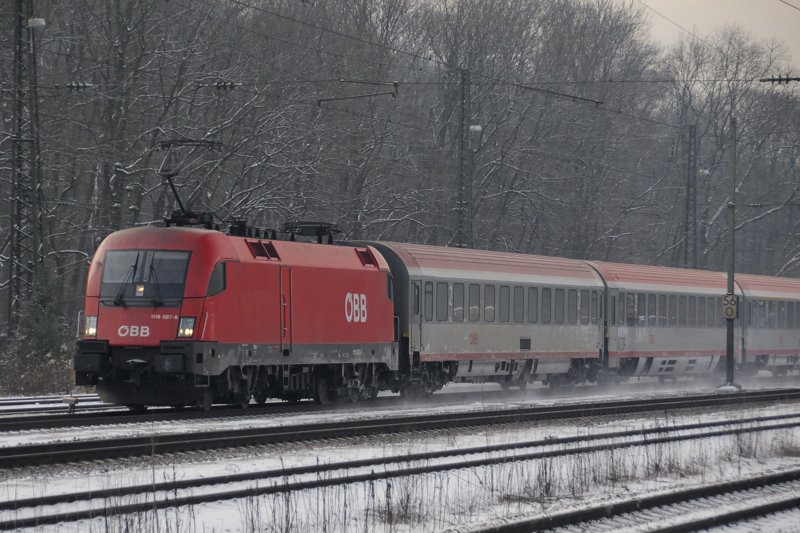 Vor 10 Wochen htte sich noch jeder nach dieser Lok umgedreht, heute geht sie leider im alltagsrot der BB unter: 1116 087-6, ex EM-Lok  Polen , vor BB-EC 113 von Siegen nach Klagenfurt auf seiner (fast) tglichen Durchfahrt in Neuoffingen, aufgenommen am 21.12.2009 .