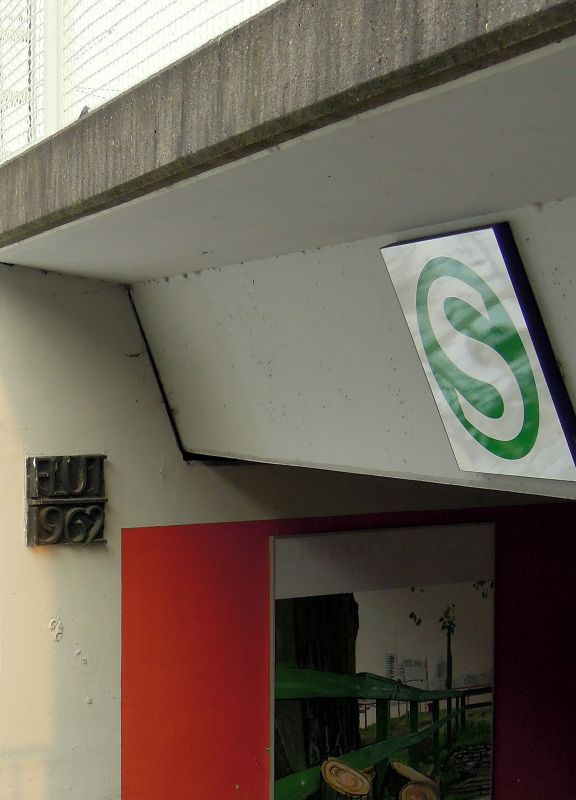 Vor 50 Jahren wre man hier ertrunken: hafenseitiger Eingang zum S-Bahnhof  Veddel  in Hamburg. 28.1.2012