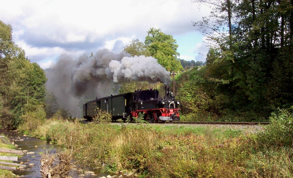 Vor 8 Jahren habe ich so richtig begonnen Eisenbahnen zu fotografieren, vorher hatte ich nur Videos davon gemacht. Am 1.10.2006 enstand als eines der ersten Bilder das Foto hier von der 99 568 auf der Prenitztalbahn kurz nach der Ausfahrt in Steinbach. Hoffe es gefllt... 