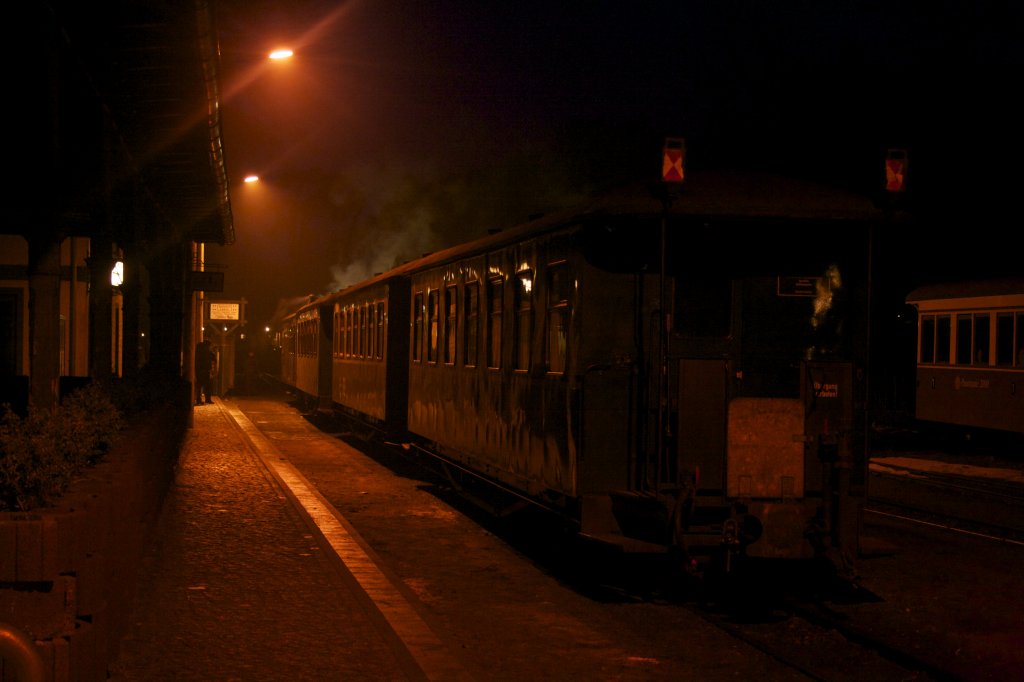 Vor der Abfahrt: Abendstimmung an einem Winterabend am Bahnhof Ghren (02.02.2011)