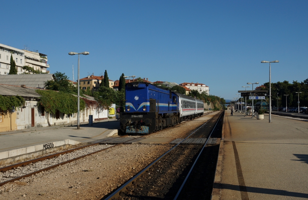 Vor der Abfahrt mit dem letzten Personenzug des Tages 5508 nach Perković sonnt sich 2044 022 mitsamt der Garnitur im Bahnhof Split. 23.07.2013