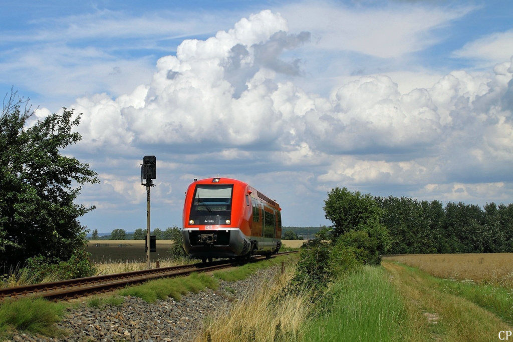 Vor beeindruckender Wolkenkulisse fhrt 641 039 durch die Felder Richtung Crawinkel. Gleich erreicht die RB den Bahnhof Emleben. (6.8.2011)