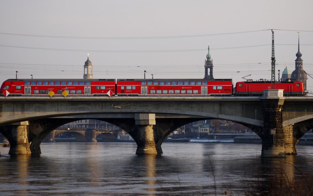 Vor Canaletto-Kulisse – Kurze Dosto-Einheit mit RegioDB BR143 auf Linie S2 berquert neben der Marienbrcke die Elbe in Ri. Dresden Hbf – Pirna (09.03.2010).