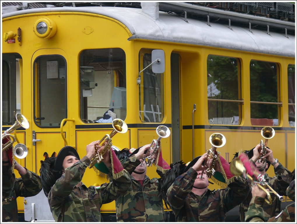 Vor dem ABe 4/4 I 34 schmettern die Gebirgsjger Bersaglieri di Morbegno ihre Trompetenklnge in den Himmel. Grund war die Taufe des Allegra 3505 auf den Namen Giovanni Segantini. (08.05.2010)