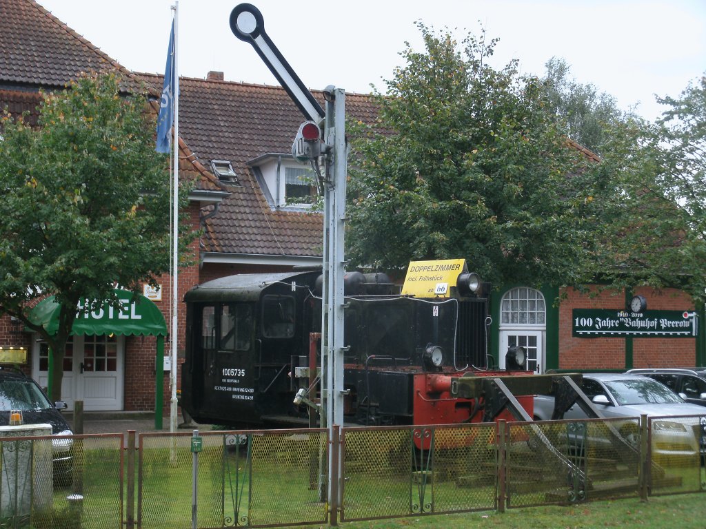 Vor dem alten Bahnhof(das als Hotel genutzt wird) in Prerow steht die K�f 100 573.Aufnahme vom 17.September 2011.