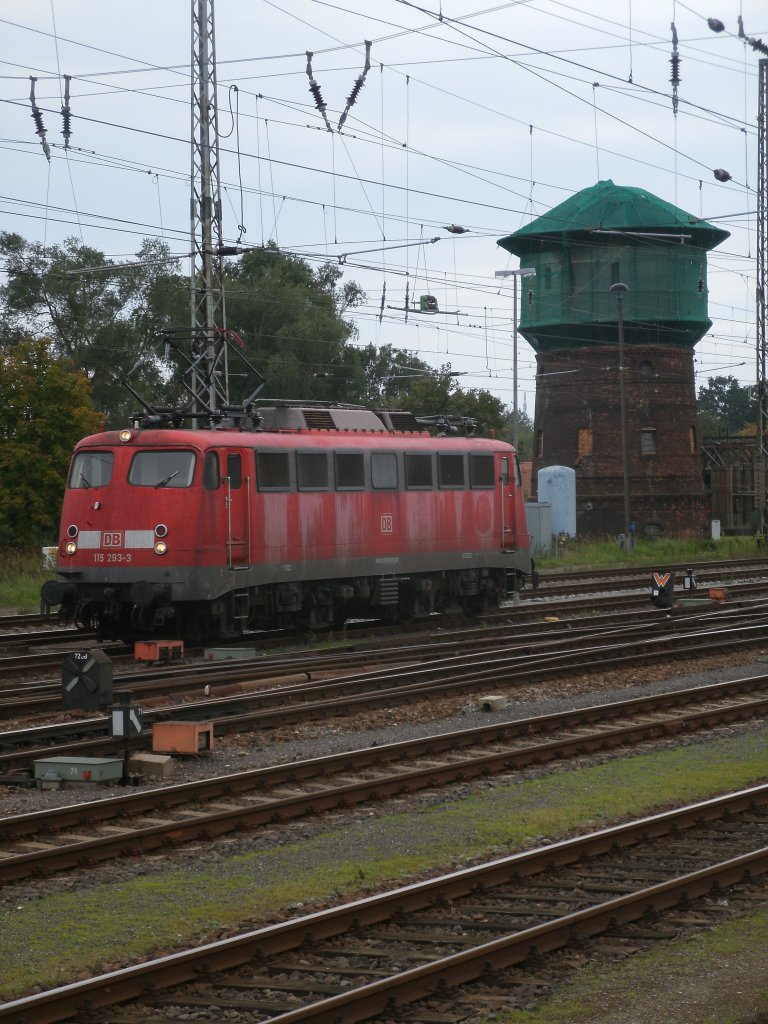 Vor dem alten Wasserturm in Stralsund wartete,am 17.September 2011,115 293 auf den IC 2353 aus Erfurt um ihn bis nach Binz zubringen.