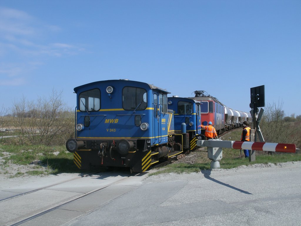 Vor dem Bahnbergang in Mukran muten die MWB V243,V244 und die SBB Cargo Re421 396,am 20.April 2011,warten bis dieser per Handschaltung geschlossen wurde,erst dann durfte der B berquert werden. 