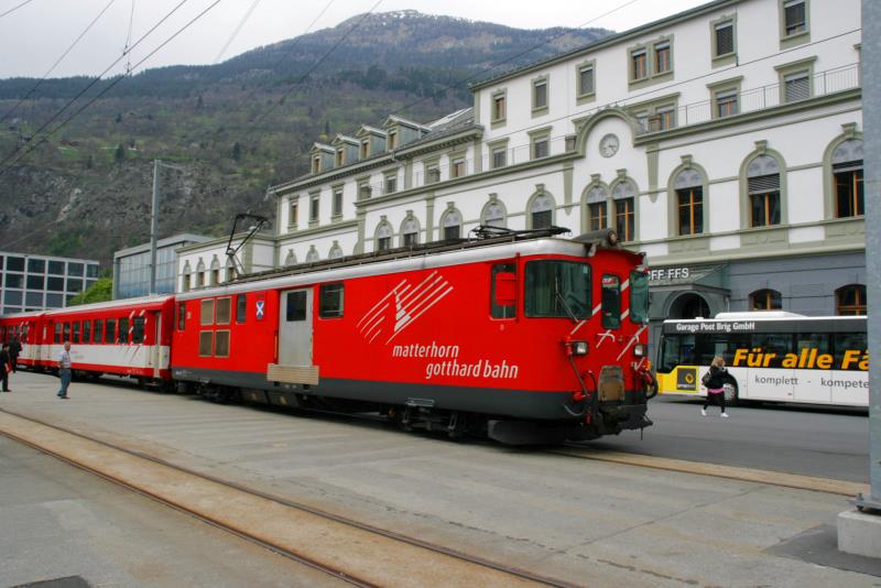 Vor dem Bahnhofvorfeld von Brig starte ein Regionalzug die Fahrt durchs obere Rhonetal; 20.04.2010