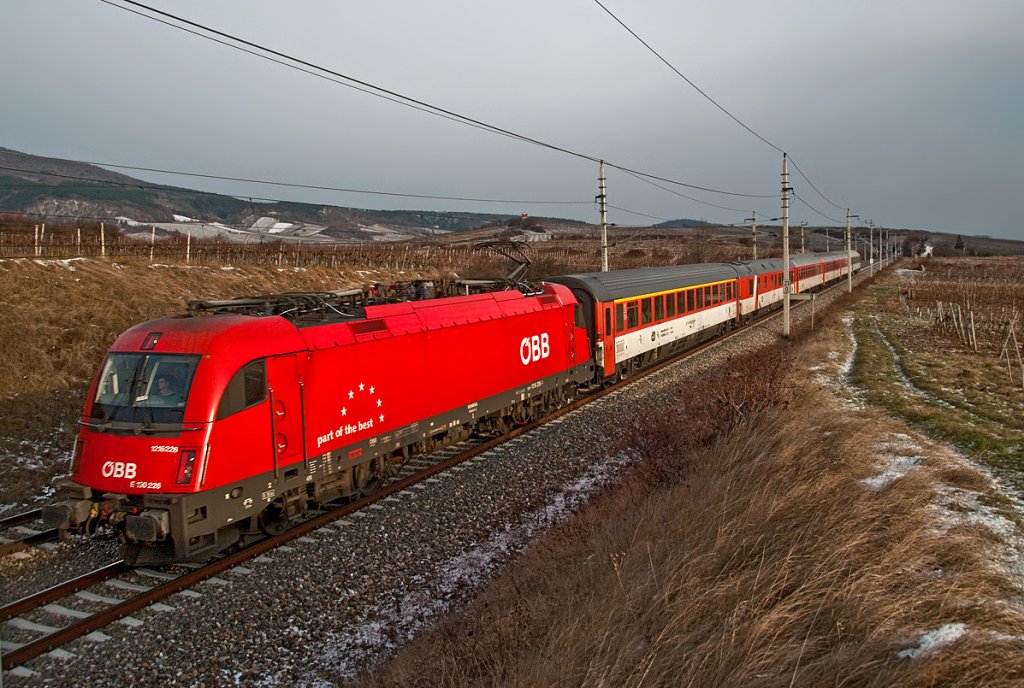 Vor dem Beginn des nchsten Schneeschauers konnte die 1216 226 (ehemalige EM Lnderlok Tschechien) mit dem Eurocity 71  Gustav Mahler  von Prag nach Wr. Neustadt abgelichtet werden. Pfaffsttten, am 03.01.2010.