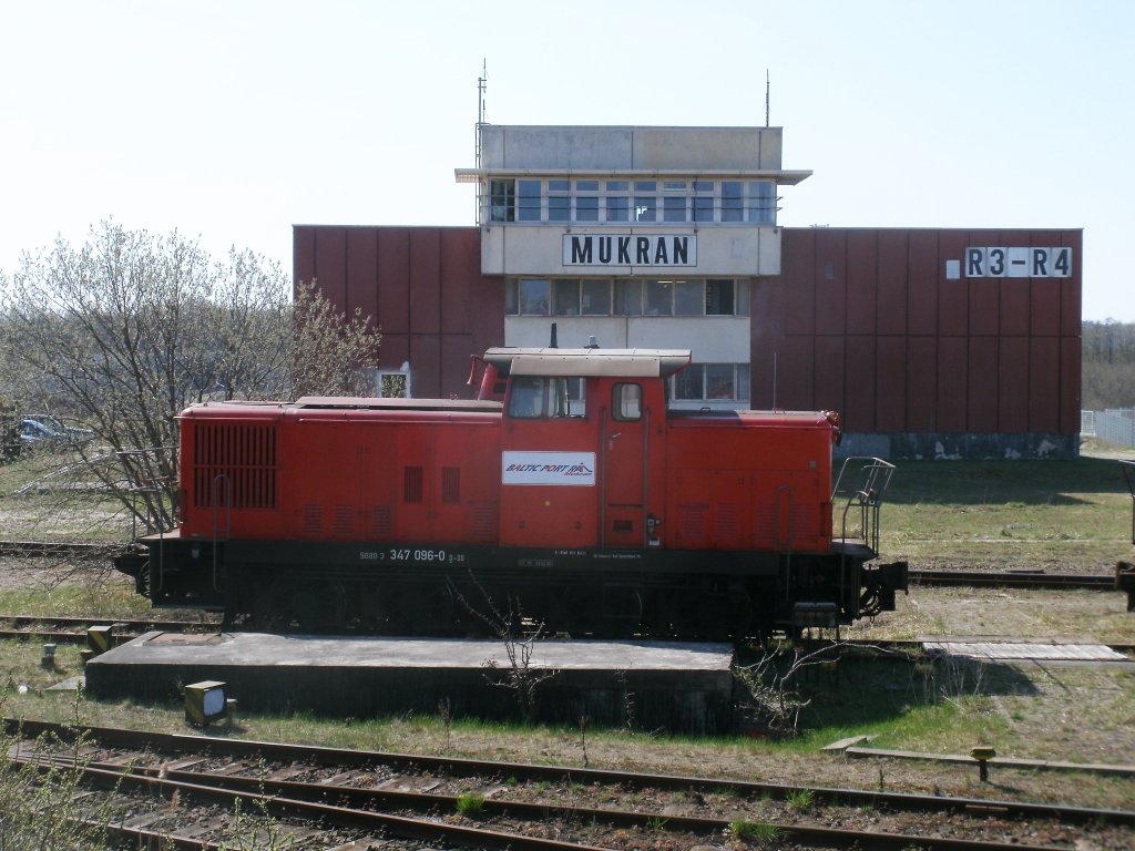 Vor dem Breitspurstellwerk in Mukran stand am 21.April 2011:347 096.Die Lok trgt jetzt neu den Namen des neuen Betreibers der Hafenbahn im Breitspurteil an der Seite.Nach DB-Schenker Rail betreibt jetzt das neu gegrndete Unternehmen  Baltic Port Rail Mukran  den Breitspurteil.