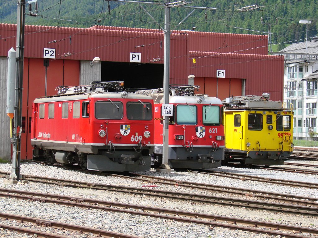 Vor dem Bw. Samedan - Ge 4/4 I 609 + Ge 4/4 II 621 + Xm 2/2 9916 - 06/2008 