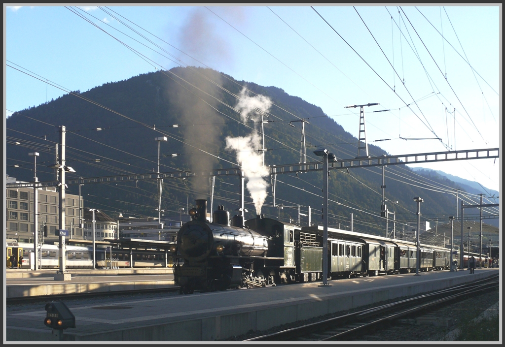Vor dem Churer Hausberg Pizzokel prescht G 4/5 mit Volldampf aus dem Bahnhof Richtung Landquart. (03.10.2010)