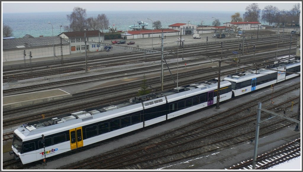 Vor dem Depot Rorschach stehen zwei GTW 2/6 von Thurbo, Durch den Abriss verschiedener Gewerbebauten entlang der Seestrasse wurde der Blick frei auf Schwimmbad und Bodensee. (10.03.2010)