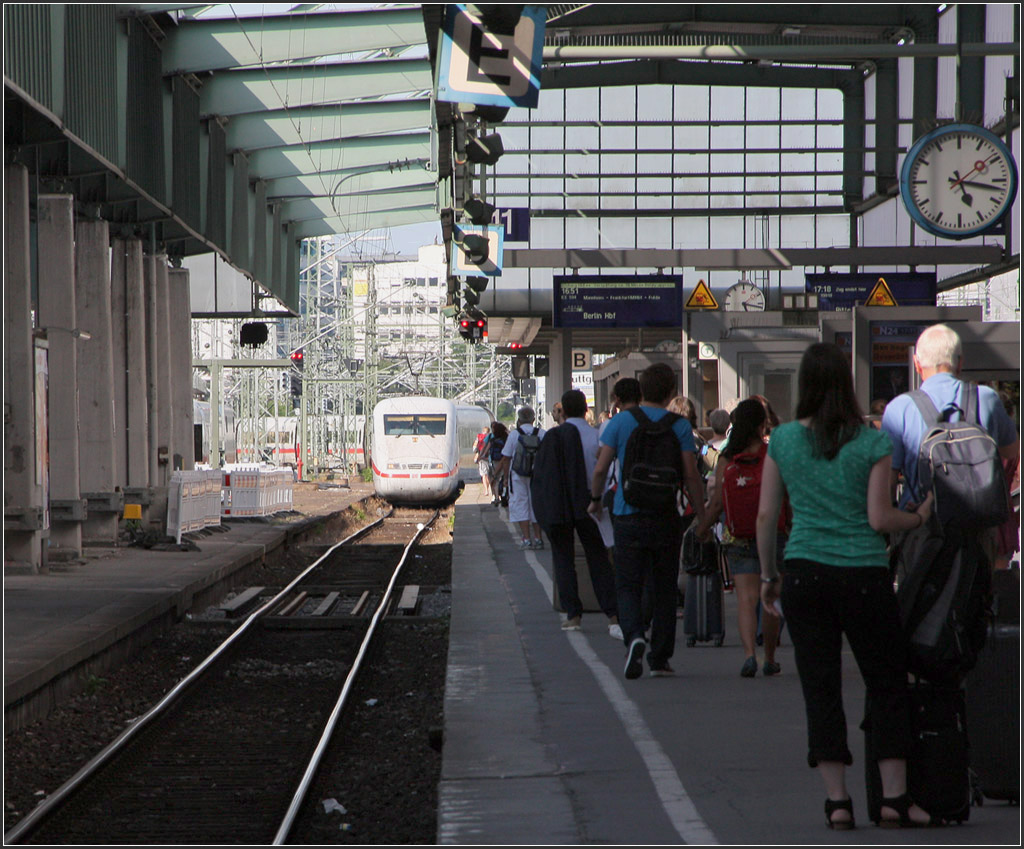 Vor dem Fahrgastwechsel - 

Einfahrender ICE 1 in den Stuttgarter Hauptbahnhof auf Gleis 11. 

20.07.2013 (M)