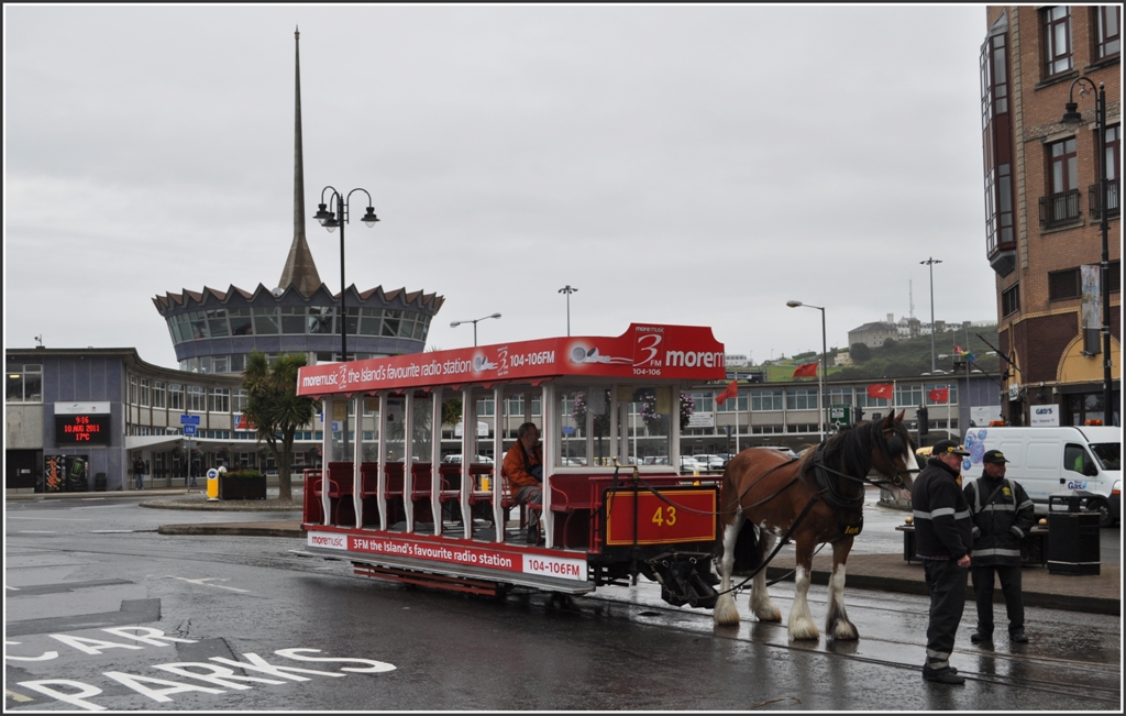 Vor dem Ferryterminal Douglas wartet das Horsetram auf Fahrgste. (10.08.2011)