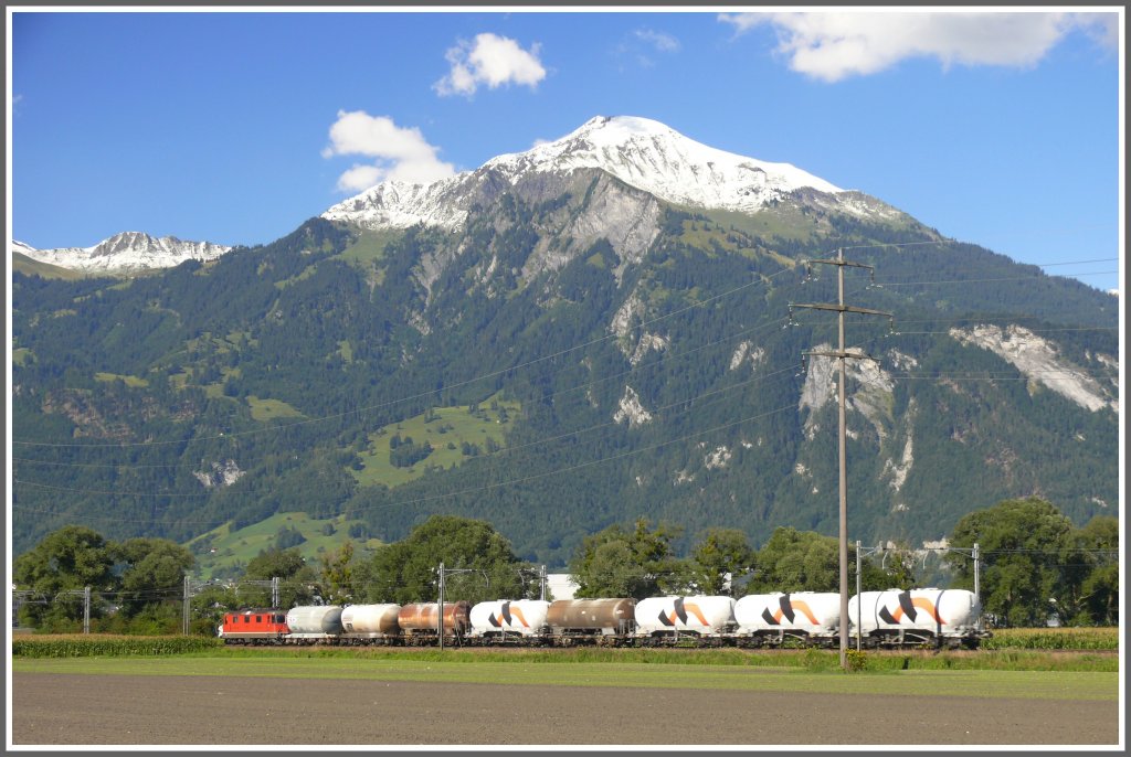 Vor dem frisch verschneiten Vilan fhrt ein Zementzug ab den Holcimwerken Untervaz-Trimmis Richtung Landquart. (01.09.2010)