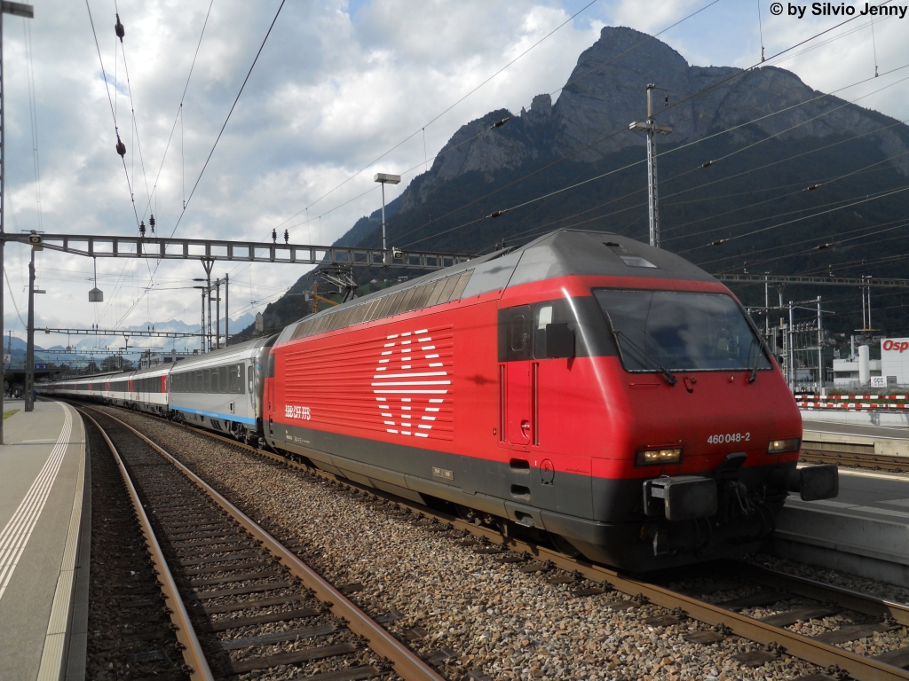 Vor dem Gonzen in Sargans steht am 8.9.2011 die Re 460 048-2 ''Zri Wyland'' mit dem EC 7. Das Besondere an diesem Zug ist leider nicht zu sehen. Den am Schluss hing der erste DB Bvmz ex SBB Am61, der eigentlich am Vortag in Hamburg abgehngt htte werden sollen. Stattdessen kam er halt nochmals in die Schweiz, auf diejenige Strecke, wo er zuvor jahrelang eingesetzt wurde. Zum Glck hat User Simon Btikofer den hinteren Teil des Zuges fotografiert, http://www.bahnbilder.de/1024/der-ex-am-61-85-539533.jpg 
