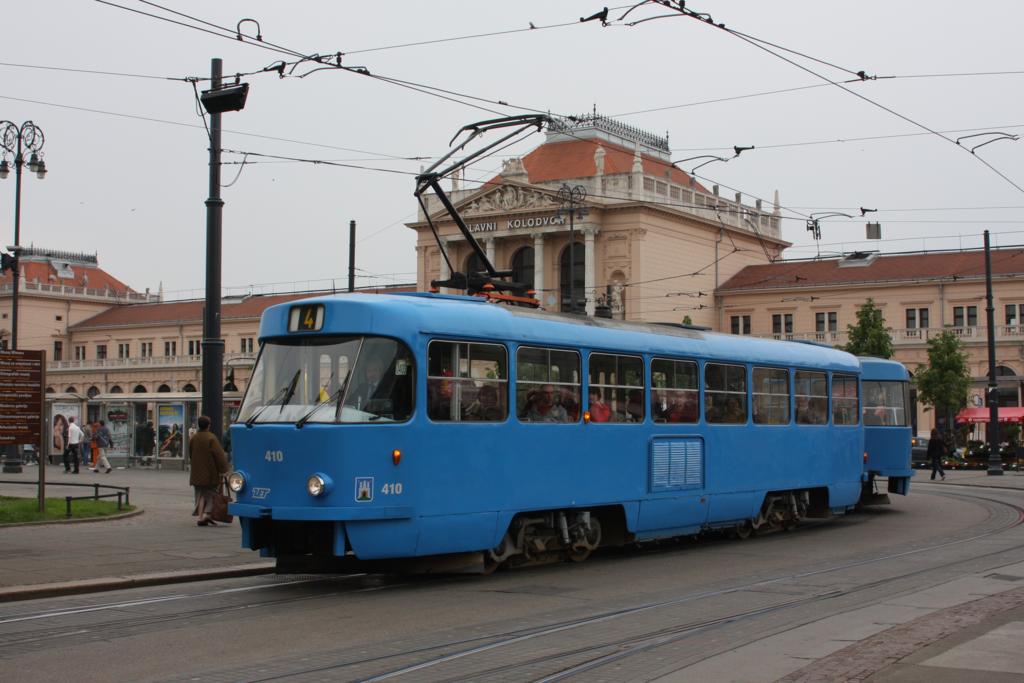 Vor dem Hauptbahnhof der kroatischen Hauptstadt Zagreb treffen viele Tram
Bahn Linien aufeinander. Am 28.4.2008 herrschte dort eine groe Fahrzeug
Vielfalt. Hier befindet sich gerade die Tatra Tram 410 der Linie 4 in 
der Wendeschleife vor dem Bahnhofsgebude.