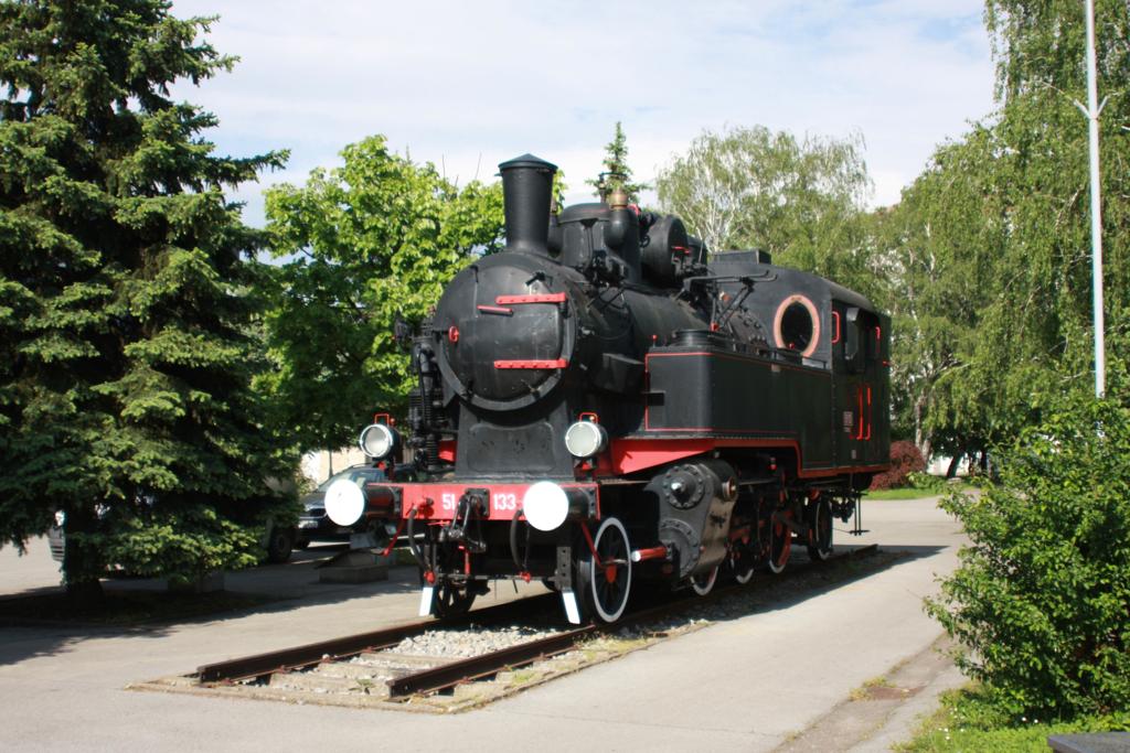 Vor dem Hauptgebude des Bahnhof Vinkovci in Kroatien wurde die
Dampftenderlokomotive 51-133 als Denkmal aufgestellt. Hier aufgenommen
am 6.5.2010. 