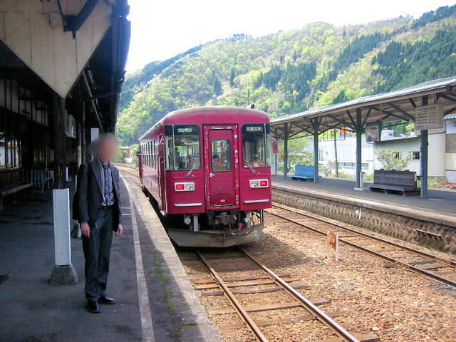 Vor dem Hintergrund einer strahlenden Frhlingslandschaft steht 302 in Guj Hachiman, 19.April 2008. 
